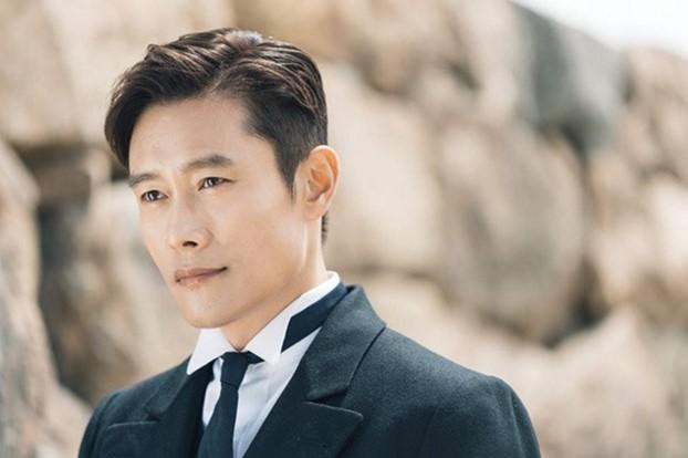 Nam tài tử Lee Byung Hun chính là 'chủ nhân' vai diễn Lee Dong Seok, chủ cửa hàng tổng hợp ở Jeju dành cho những người lái xe tải nghỉ chân. Lee Dong Seok sẽ có sự biến đổi ngoại hình đáng kể khi phải đối mặt với nhiều khó khăn trong cuộc sống. Nam tài tử Lee Byung Hun chính là 'chủ nhân' vai diễn Lee Dong Seok, chủ cửa hàng tổng hợp ở Jeju dành cho những người lái xe tải nghỉ chân. Lee Dong Seok sẽ có sự biến đổi ngoại hình đáng kể khi phải đối mặt với nhiều khó khăn trong cuộc sống.
