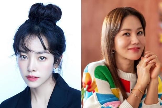 Hai chị đẹp cùng 'ngoại hình không tuổi' Han Ji Min và Uhm Jung Hwa cũng góp mặt trong Our Blues. Han Ji Min sẽ vào vai Lee Young Ok, một tân binh thợ lặn. Cô ấy đến từ thành phố và có tính cách cũng như ngoại hình tươi sáng, dễ chịu. Nhưng bên cạnh đó cũng xuất hiện vô cùng nhiều tin đồn. 'Madonna Hàn Quốc' Uhm Jung Hwa sẻ thể hiện vai diễn Go Mi Ran, một phụ nữ trở về Jeju sau một thời gian sống khó khăn ở thành phố. Hai chị đẹp cùng 'ngoại hình không tuổi' Han Ji Min và Uhm Jung Hwa cũng góp mặt trong Our Blues. Han Ji Min sẽ vào vai Lee Young Ok, một tân binh thợ lặn. Cô ấy đến từ thành phố và có tính cách cũng như ngoại hình tươi sáng, dễ chịu. Nhưng bên cạnh đó cũng xuất hiện vô cùng nhiều tin đồn. 'Madonna Hàn Quốc' Uhm Jung Hwa sẻ thể hiện vai diễn Go Mi Ran, một phụ nữ trở về Jeju sau một thời gian sống khó khăn ở thành phố.