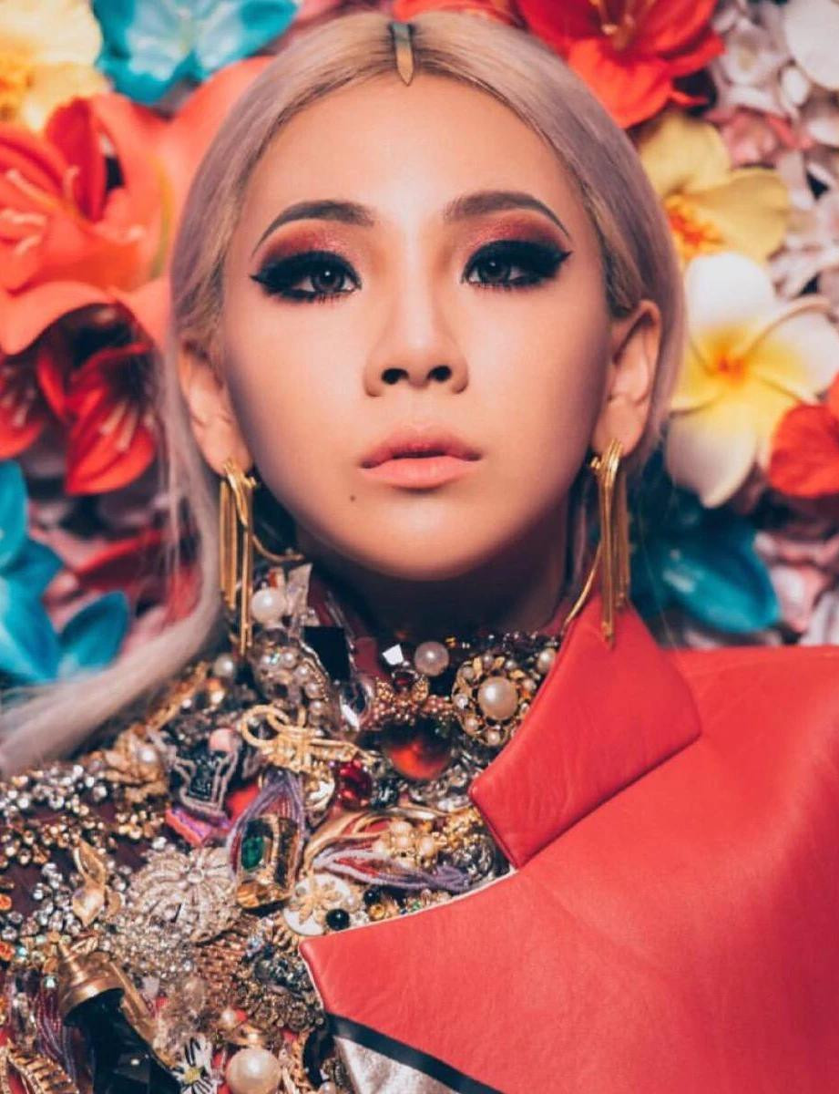 CL – tượng đài trong giới rapper nữ của Kpop, cô đã từng có thời gian “tung hoành” châu Á với 2NE1 và cho đến hiện tại, sự nghiệp solo của cô nàng cũng vô cùng “hoành tráng”. CL là một trong những nữ thần tượng hiếm hoi không sở hữu ngoại hình theo “tiêu chuẩn” nhưng vẫn nhận được sự yêu quý và ủng hộ vô cùng to lớn cả ở Hàn Quốc cũng như trên thế giới bởi tài năng và thần thái “đỉnh của chóp”. CL – tượng đài trong giới rapper nữ của Kpop, cô đã từng có thời gian “tung hoành” châu Á với 2NE1 và cho đến hiện tại, sự nghiệp solo của cô nàng cũng vô cùng “hoành tráng”. CL là một trong những nữ thần tượng hiếm hoi không sở hữu ngoại hình theo “tiêu chuẩn” nhưng vẫn nhận được sự yêu quý và ủng hộ vô cùng to lớn cả ở Hàn Quốc cũng như trên thế giới bởi tài năng và thần thái “đỉnh của chóp”.
