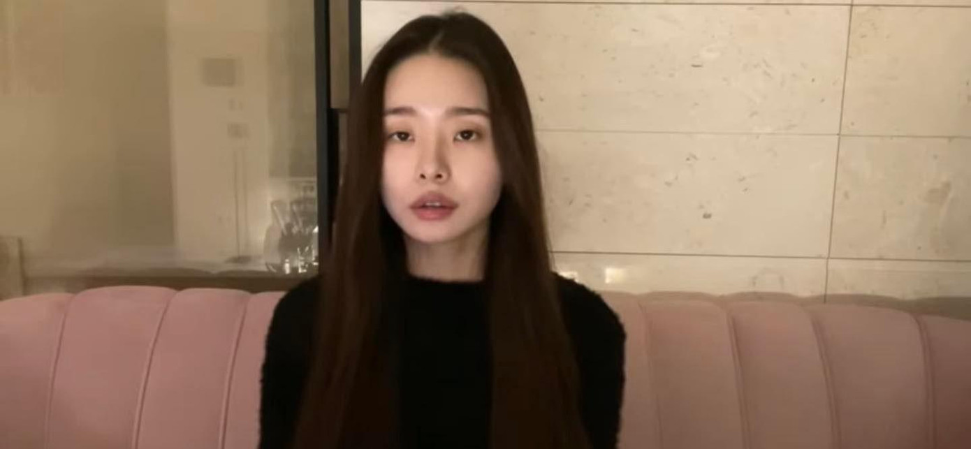 Song Ji A xuất hiện với vẻ ngoài mệt mỏi và đôi mắt sưng húp. Song Ji A xuất hiện với vẻ ngoài mệt mỏi và đôi mắt sưng húp.