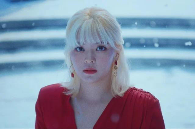 … và sản phẩm tiếng Nhật Doughnut của TWICE.