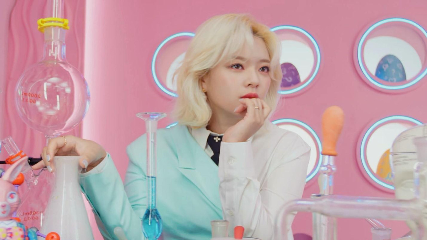 Jeongyeon vẫn tham gia quảng bá ca khúc Scientist.