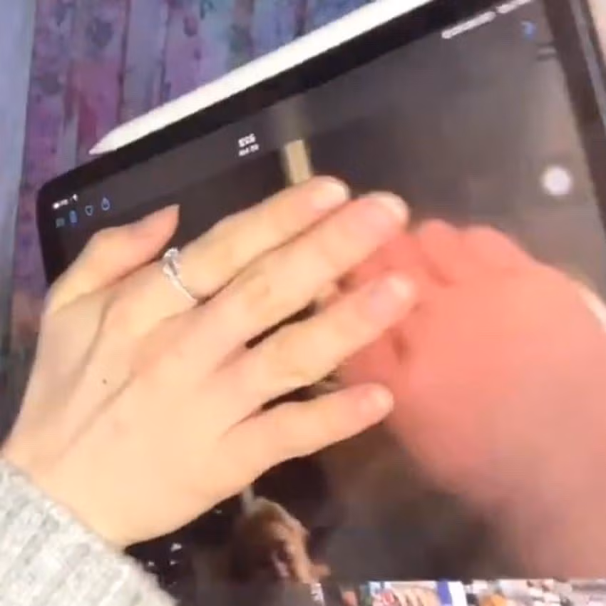 Heejin đã có một buổi phát sóng nho nhỏ để giao lưu với người hâm mộ trên nền tảng V Live.