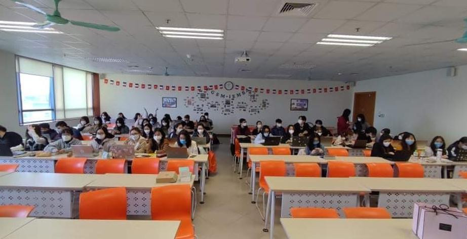 Giảng đường trường ĐH Kinh tế Quốc dân cũng 'rộn ràng' hơn khi có sự xuất hiện của sinh viên quay trở lại trường. Giảng đường trường ĐH Kinh tế Quốc dân cũng 'rộn ràng' hơn khi có sự xuất hiện của sinh viên quay trở lại trường.