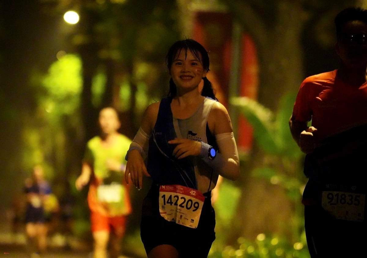 Giang chia sẻ thêm: "Muốn có thành tích tốt thì chắc chắn phải mất thời gian tập luyện. Mỗi tuần mình dành 3 - 5 buổi để tập chạy, mỗi buổi khoảng một tiếng nên mình nghĩ nó cũng không quá mất nhiều thời gian.Quan trọng là sau mỗi buổi chạy/giải chạy tâm trạng, sức khỏe mình cũng tốt lên. Mỗi người sẽ có những cách khác nhau để sử dụng quỹ thời gian rảnh của mình, có người đi ăn nhậu, tụ tập bạn bè, đi làm thêm… còn các runners chọn ra đường chạy bộ, trò chuyện luôn trên đường chạy, mình nghĩ đó cũng là cách sử dụng thời gian hợp lí". Giang chia sẻ thêm: "Muốn có thành tích tốt thì chắc chắn phải mất thời gian tập luyện. Mỗi tuần mình dành 3 - 5 buổi để tập chạy, mỗi buổi khoảng một tiếng nên mình nghĩ nó cũng không quá mất nhiều thời gian.Quan trọng là sau mỗi buổi chạy/giải chạy tâm trạng, sức khỏe mình cũng tốt lên. Mỗi người sẽ có những cách khác nhau để sử dụng quỹ thời gian rảnh của mình, có người đi ăn nhậu, tụ tập bạn bè, đi làm thêm… còn các runners chọn ra đường chạy bộ, trò chuyện luôn trên đường chạy, mình nghĩ đó cũng là cách sử dụng thời gian hợp lí".