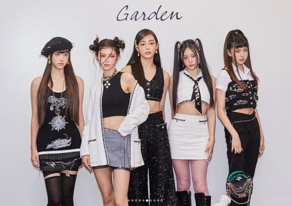 New Jeans là một nhóm nhạc nữ đa quốc gia gồm năm thành viên. Các thành viên là Minji (sinh năm 2004), Haerin (sinh năm 2006), Hyein (sinh năm 2008), Hani đến từ Việt Nam (sinh năm 2004) và Daniel (sinh năm 2005) mang quốc tịch Úc. NewJeans đang thu hút sự chú ý không chỉ ở Hàn Quốc mà còn ở nước ngoài. NewJeans đã ra mắt với tư cách nhóm nhạc nữ đầu tiên của Hive's ADOR ngày 1/8 và trình làng album đầu tay New Jeans. Đồng thời, hai ca khúc chủ đề của album là Attention và Hype Boy đã giành vị trí thứ nhất và thứ hai trên Bảng xếp hạng hàng tuần Bugs mới nhất (tính từ ngày 1-7/8/2022). New Jeans chính thức được mở bán vào ngày 8/8 và bán được 262.815 bản trong ngày đầu tiên, đứng đầu trong bảng xếp hạng hằng ngày của Hanteo album. Đây là kỷ lục mới về lượng tiêu thụ trong ngày đầu tiên phát hành cho album đầu tay của một nhóm nhạc nữ. Sự nổi tiếng của New Jeans cũng tiếp tục được khẳng định trên Billboard của Hoa Kỳ. Theo bảng xếp hạng mới nhất do Billboard công bố, bài hát chủ đề của album đầu tay của New Jeans Attention đứng thứ 174 trên Billboard Global (trừ Mỹ).