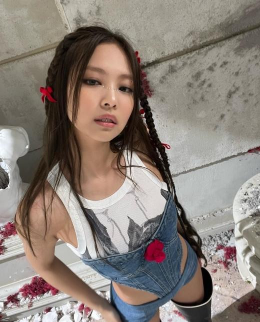 Jennie cũng bị cho là ăn mặc 'quá bạo' trong MV mới của nhóm. Jennie cũng bị cho là ăn mặc 'quá bạo' trong MV mới của nhóm.