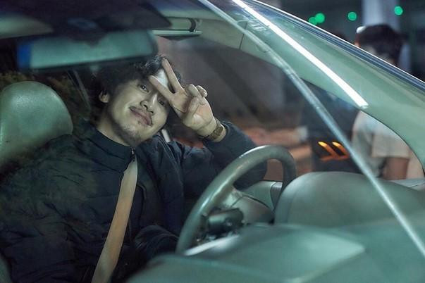 Lee Kwang Soo hóa thân thành người quản lý vô cùng tình cảm Sung Hoon. Ngay cả trong thời gian nghỉ giữa các buổi quay phim, Lee Kwang Soo vẫn luôn tỏa ra &apos;năng lượng tươi sáng sảng khoái&apos;.