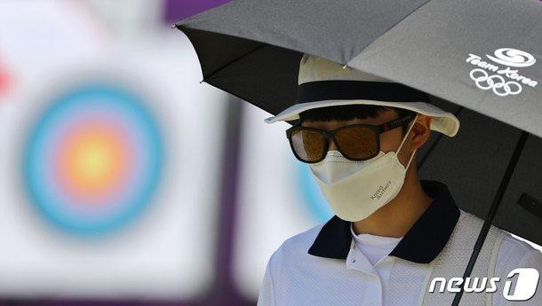 Ansan của đội bắn cung Hàn Quốc tại Thế vận hội Olympic Tokyo 2020 sáng ngày 23/7, dù đội mũ, đeo kính râm vẫn vác kè kè chiếc ô theo để che. Ansan của đội bắn cung Hàn Quốc tại Thế vận hội Olympic Tokyo 2020 sáng ngày 23/7, dù đội mũ, đeo kính râm vẫn vác kè kè chiếc ô theo để che.