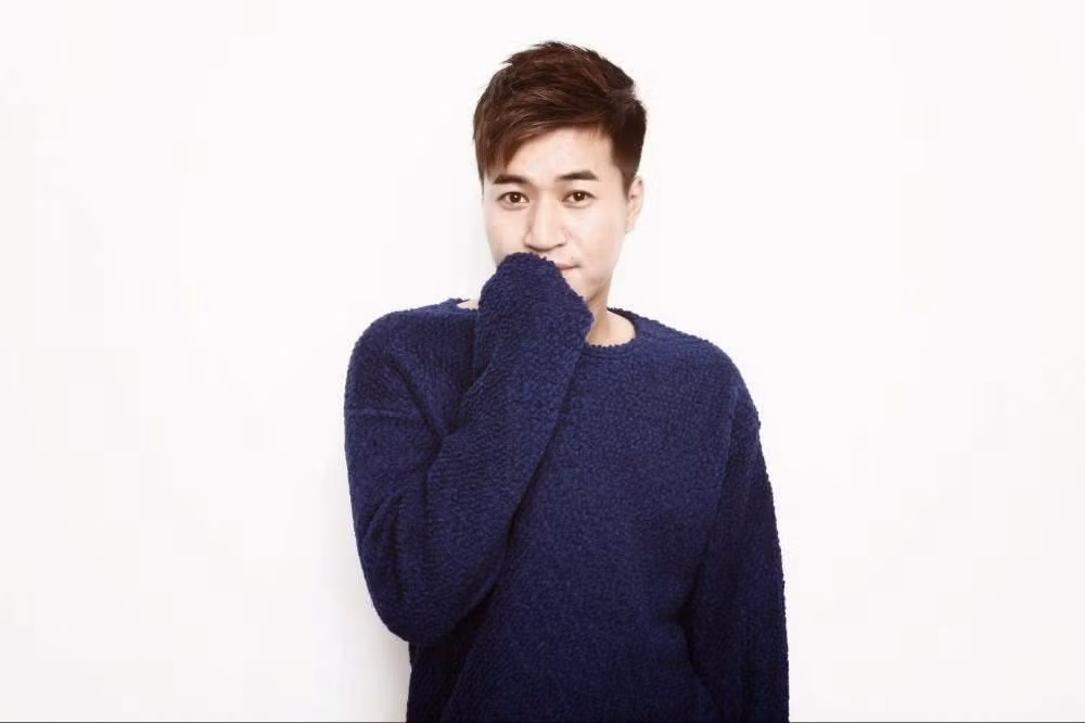 Kim Jong Min cũng “xuất thân” là một thần tượng khi ra mắt trong nhóm nhạc Koyote từ năm 2000. Anh là một gương mặt quen thuộc trên sóng truyền hình khi tham gia rất nhiều các chương trình thực tế nổi tiếng như: 2 Days &amp; 1 Night, Those Who Cross the Line, Busted!, Hangout with Yoo,…
