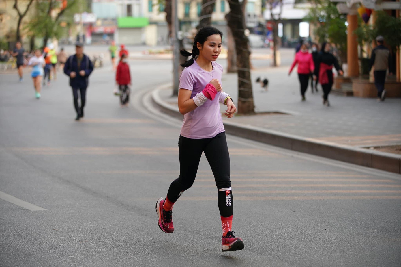 &quot;Gần 2 tháng qua, mình bị ngột trong công việc và chân chấn thương nên không tập được đủ bài coach giao, thậm chí đau ống đồng cả hai chân khiến mình phải đi bộ và không thể chạy nổi pace 8-9. Những đau đớn khiến sáng dậy chân mình không nhấc nổi, phải ngồi masage cả tiếng mới đứng lên đi lại từ từ được, đêm nào cũng phải lo toan việc nhà rồi lại ngồi masage chân đến 1h - 2h sáng mới được ngủ. Cả ngày, tính ra mình được ngủ có 4 tiếng. Mỗi ngày sau công việc, gia đình... thậm chí, tối khuya mình đều tận dụng từng phút tập, đã có lúc mình dùng đến thuốc ngủ để ngủ được sau bài tập mệt mỏi. Khi tập luyện dẫn đến chấn thương nặng hơn ngay 3 tuần trước giải, mình thực sự rất lo lắng, vì TPM 2023 có một giá trị rất khác trong số các giải mình đã từng tham gia và mình muốn có kỉ niệm đẹp với giải&quot;.