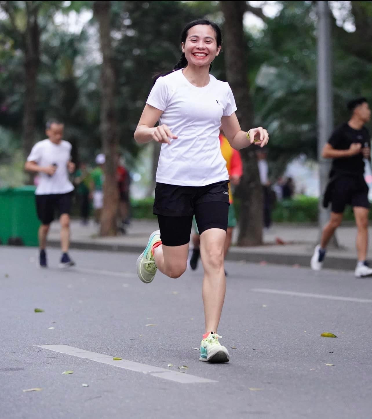 "Mình đã cố gắng tăng cường masage, vật lý trị liệu kịp trước race 2 buổi, đan xen những bài tập nhẹ nhưng vẫn đủ Mileage (chạy thường xuyên hơn. Mileage giúp cơ thể thích nghi với cự ly 'tàn nhẫn' 42km của Marathon) để bù cho những bài tập dốc thiếu, thêm vào đó tăng khẩu phần ăn các món mềm dễ hấp thụ".