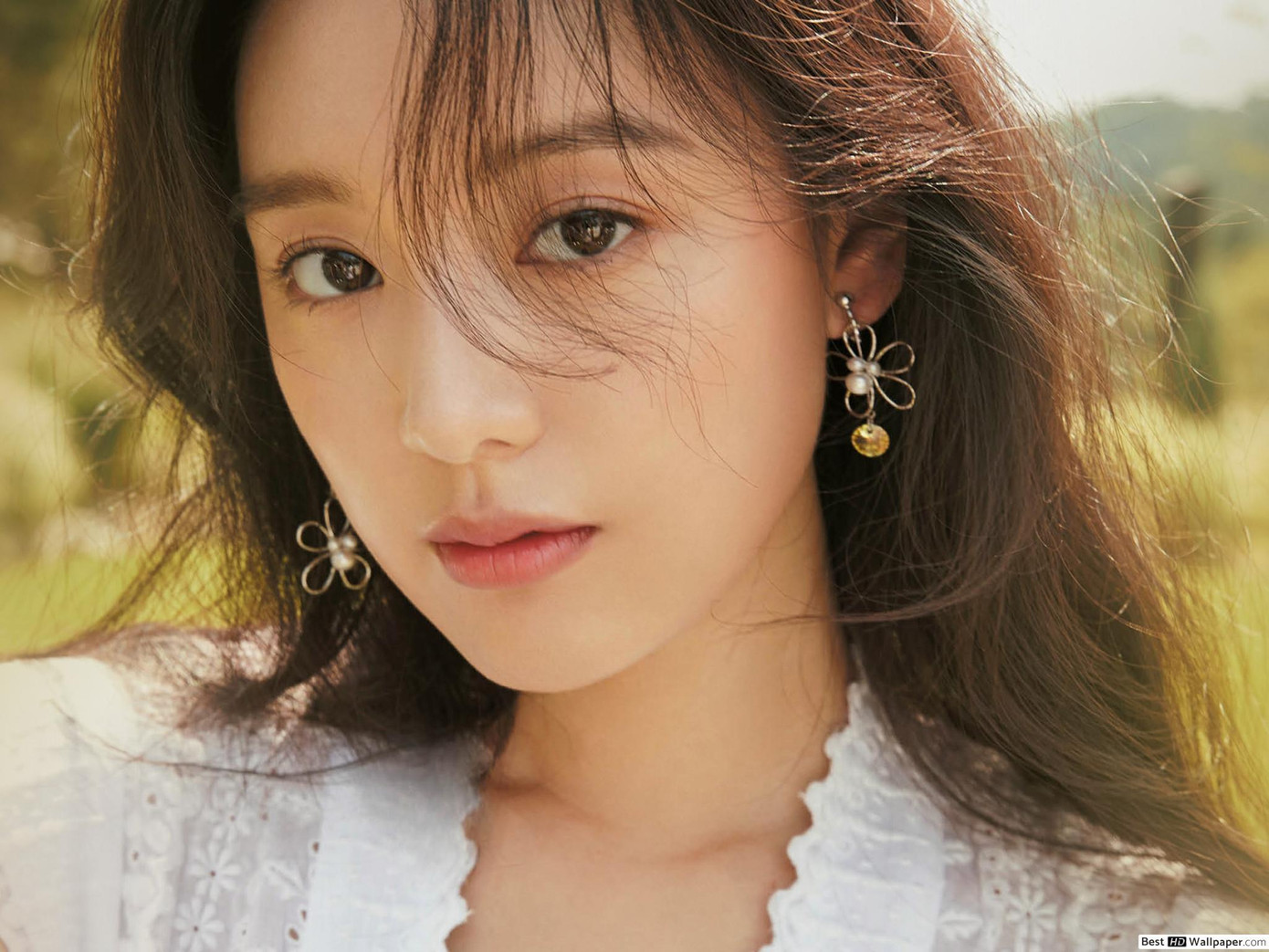 Kim Ji Won sẽ vào vai Yum Min Jung – cô em gái út trong gia đình. Là một người hướng nội bẩm sinh, Yum Min Jung nhút nhát và luôn luôn tự tạo cho mình một vỏ bọc đơn độc trong cuộc sống hằng ngày. Cho đến khi, trong cô như có được sự thức tỉnh, Yum Min Jung cuối cùng đã cố gắng thay đổi để “giải phóng” bản thân khỏi cuộc sống đơn sắc buồn tẻ. “Vụt sáng thành sao” sau thành công với vai nữ phụ trong Descendants of the Sun, Kim Ji Won là “ngọc nữ” chính hiệu của Hàn Quốc khi chưa từng vướng vào bất kỳ tai tiếng nào trong suốt quãng thời gian hoạt động nghệ thuật. Kim Ji Won sẽ vào vai Yum Min Jung – cô em gái út trong gia đình. Là một người hướng nội bẩm sinh, Yum Min Jung nhút nhát và luôn luôn tự tạo cho mình một vỏ bọc đơn độc trong cuộc sống hằng ngày. Cho đến khi, trong cô như có được sự thức tỉnh, Yum Min Jung cuối cùng đã cố gắng thay đổi để “giải phóng” bản thân khỏi cuộc sống đơn sắc buồn tẻ. “Vụt sáng thành sao” sau thành công với vai nữ phụ trong Descendants of the Sun, Kim Ji Won là “ngọc nữ” chính hiệu của Hàn Quốc khi chưa từng vướng vào bất kỳ tai tiếng nào trong suốt quãng thời gian hoạt động nghệ thuật.