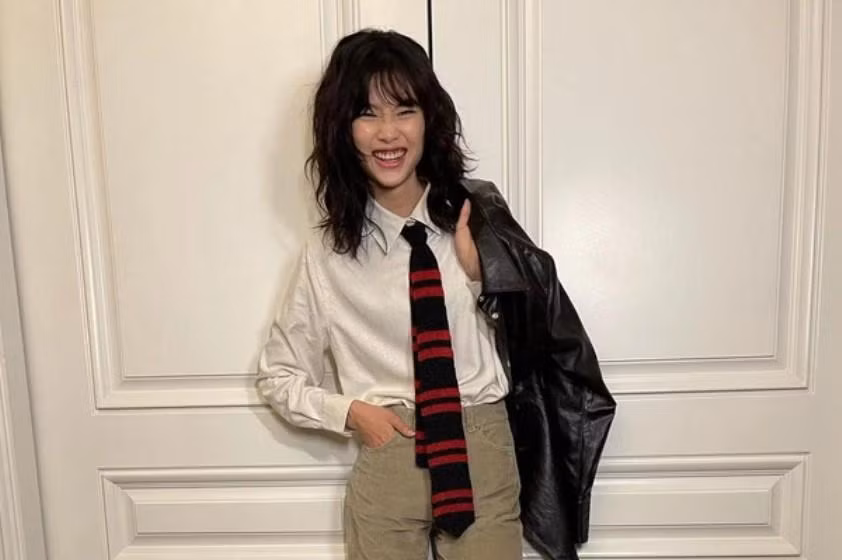 Ngay cả người bạn của Ho Yeon, diễn viên Park Ju Hyun cũng rất "sốc" trước tình trạng của cô: “Bạn của tôi ơi, cậu đang có ý định chỉ còn lại bộ xương thôi sao? Hãy ăn uống đầy đủ nhé!”.