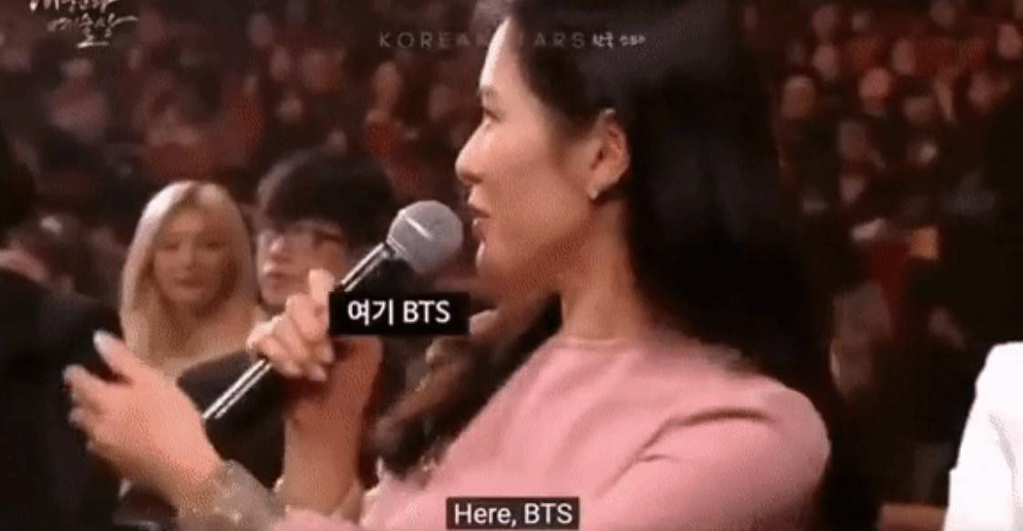 Nữ diễn viên không ngần ngại chọn BTS là đàn em mà mình muốn 'mua cơm nuôi lớn'. Nữ diễn viên không ngần ngại chọn BTS là đàn em mà mình muốn 'mua cơm nuôi lớn'.