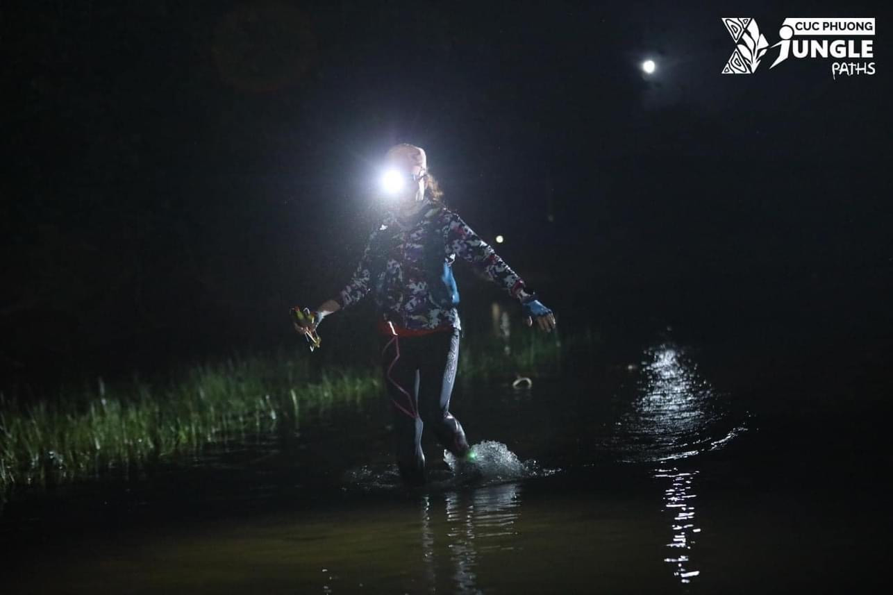 &quot;Có đoạn, mình chạy cạnh sông suối gì đó ở Cúc Phương, trước sau không có ai, tự nhiên nghe tiếng gọi, hỏi lại ko ai đáp, thế là sợ quá cắm đầu cắm cổ chạy nhanh vượt cả bạn đằng trước. Đoạn cuối lại đi cùng với các bạn runner nam cự ly 70km, mọi người ai cũng mệt mỏi toàn nhìn thấy ảo ảnh, tưởng tượng ra check point đang ở phía trước&quot;, Vũ Lan Hương chia sẻ thêm về hành trình vượt qua 100km &apos;khắc nghiệt&apos;.