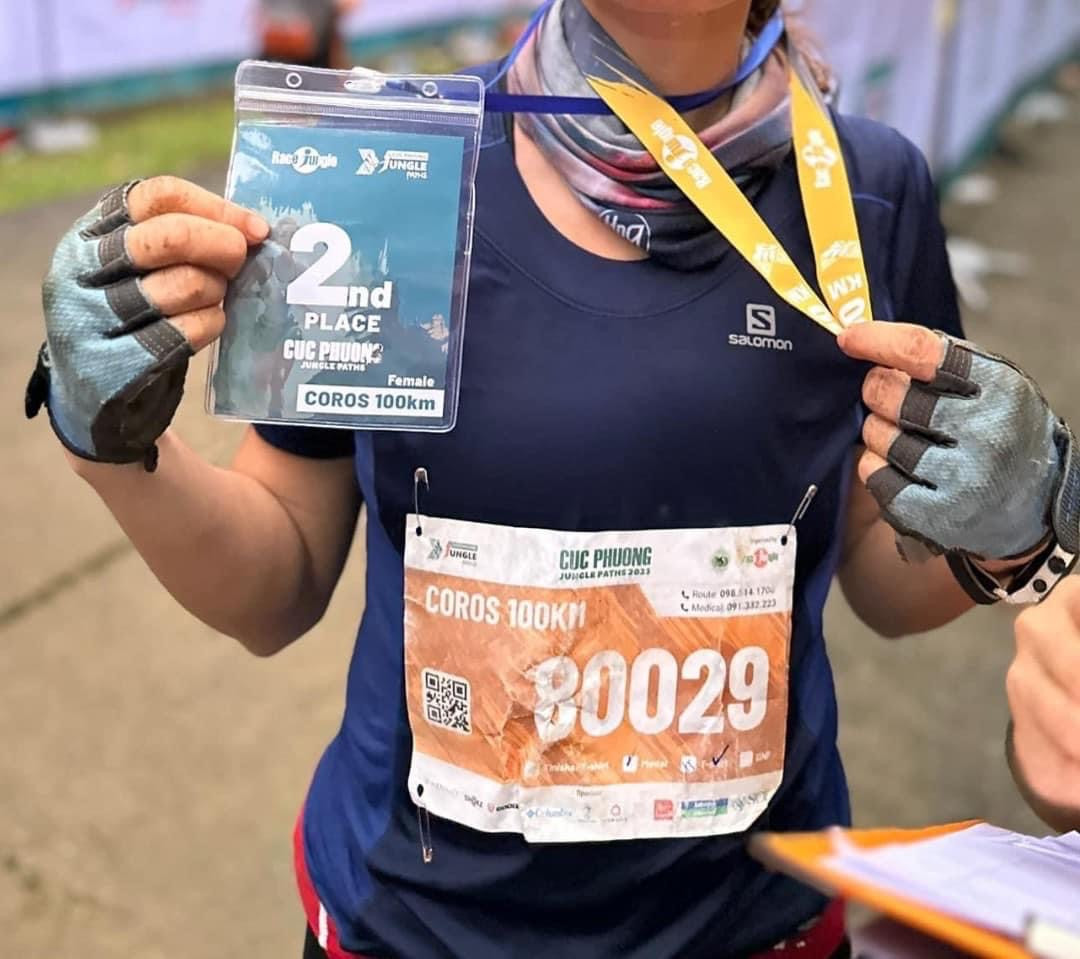 &quot;Trở ngại lớn nhất với mình trước giải này có ba thứ: một là khi chạy dài quá cự ly thông thường (70km) qua đêm mình bị buồn nôn không nạp được, hai là mình sợ chạy đêm một mình, và ba là sợ vắt. Thế mà lần này vượt qua được thấy vui lắm. Vẫn sợ vắt, sợ ma thôi nhưng khi quyết tâm thì có thể cho qua nỗi sợ được, cũng được coach động viên tinh thần nhiều nên không thấy sợ, ăn đồ ăn theo hướng dẫn của coach (cứng trước, mềm sau), vẫn bị buồn nôn suốt chặng từ cp6 trở đi nhưng biết cách xử lý nên đỡ hơn. Route giải này khá thách thức, nhưng có lẽ điều đó mới làm nên dấu ấn của nó&quot;, Vũ Lan Hương chia sẻ.