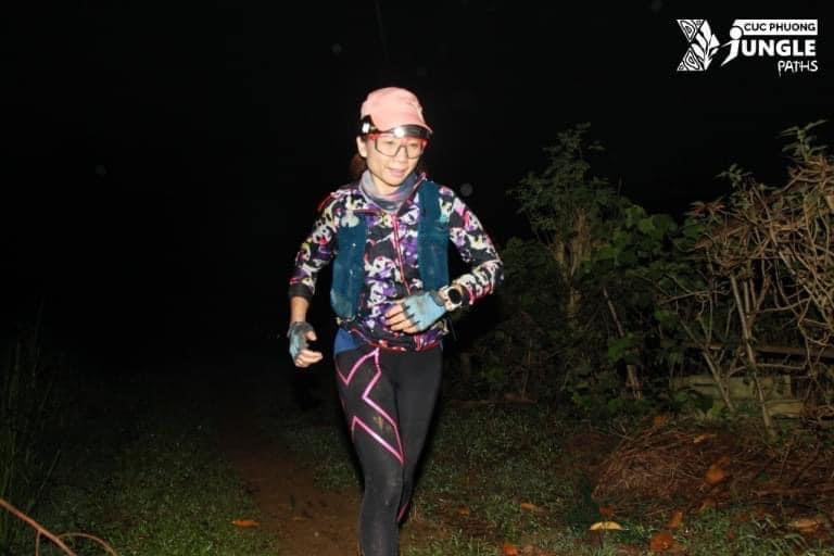 Đây là lần đầu tiên Vũ Lan Hương tham gia cự ly 100km với mục tiêu rất lớn là để tập thức đêm, vượt qua những cơn buồn nôn liên tục và nỗi sợ khi chạy đêm khiến Vũ Lan Hương DNF ở cự ly 100 miles (160km) của VMM 2022 (Viet Nam Moutain Marathon) năm ngoái. Lan Hương chia sẻ thêm: &quot;Mình sợ ma đến mức mấy lần tập đêm trong cầu thang đến 12h đêm mệt nhoài sau vài chục vòng, mỏi lắm, nhưng tự nhiên thấy dựng tóc gáy thế là vọt từ tầng 5 đến tầng 26 trong vòng 3 phút. Mình tham gia nhiều giải khác, điều kiện cũng không có đầy đủ nên thấy bình thường. Năm ngoái, mình cũng tham gia Asia Trail Master final đi Mt Apo của Philippines, route cũng leo núi đá mạo hiểm như vậy, nên cũng có chút trải nghiệm, vì vậy khi chạy giữa Cúc Phương mà có route thách thức như vậy thấy khá thú vị. Mt Apo của Philippines là giải đấu mà sự support trong race là ít nhất theo những gì mình từng trải qua, đoạn thích nhất là vượt rừng rậm và lên thẳng ngọn núi trong 9km với gain khoảng hơn 2.000m, sau khi chạy 28km từ dưới biển lên. Đồng hồ hết pin, hết GPS, điện thoại thành cục gạch, không sóng không bản đồ, đèn đầu hết pin, pin dự phòng tịt, đồ ăn dinh dưỡng hết... và trước mắt là rừng già xa lạ dốc xuống đen thăm thẳm và đầy hố&quot;.