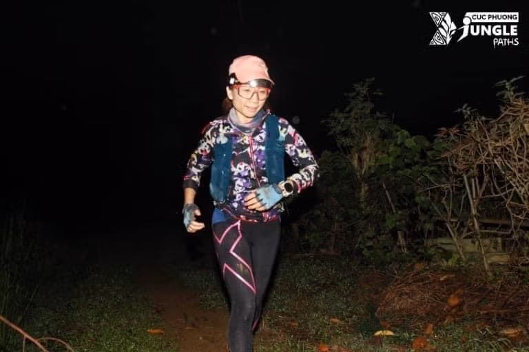 Đây là lần đầu tiên Vũ Lan Hương tham gia cự ly 100km với mục tiêu rất lớn là để tập thức đêm, vượt qua những cơn buồn nôn liên tục và nỗi sợ khi chạy đêm khiến Vũ Lan Hương DNF ở cự ly 100 miles (160km) của VMM 2022 (Viet Nam Moutain Marathon) năm ngoái. Lan Hương chia sẻ thêm: "Mình sợ ma đến mức mấy lần tập đêm trong cầu thang đến 12h đêm mệt nhoài sau vài chục vòng, mỏi lắm, nhưng tự nhiên thấy dựng tóc gáy thế là vọt từ tầng 5 đến tầng 26 trong vòng 3 phút. Mình tham gia nhiều giải khác, điều kiện cũng không có đầy đủ nên thấy bình thường. Năm ngoái, mình cũng tham gia Asia Trail Master final đi Mt Apo của Philippines, route cũng leo núi đá mạo hiểm như vậy, nên cũng có chút trải nghiệm, vì vậy khi chạy giữa Cúc Phương mà có route thách thức như vậy thấy khá thú vị. Mt Apo của Philippines là giải đấu mà sự support trong race là ít nhất theo những gì mình từng trải qua, đoạn thích nhất là vượt rừng rậm và lên thẳng ngọn núi trong 9km với gain khoảng hơn 2.000m, sau khi chạy 28km từ dưới biển lên. Đồng hồ hết pin, hết GPS, điện thoại thành cục gạch, không sóng không bản đồ, đèn đầu hết pin, pin dự phòng tịt, đồ ăn dinh dưỡng hết... và trước mắt là rừng già xa lạ dốc xuống đen thăm thẳm và đầy hố".