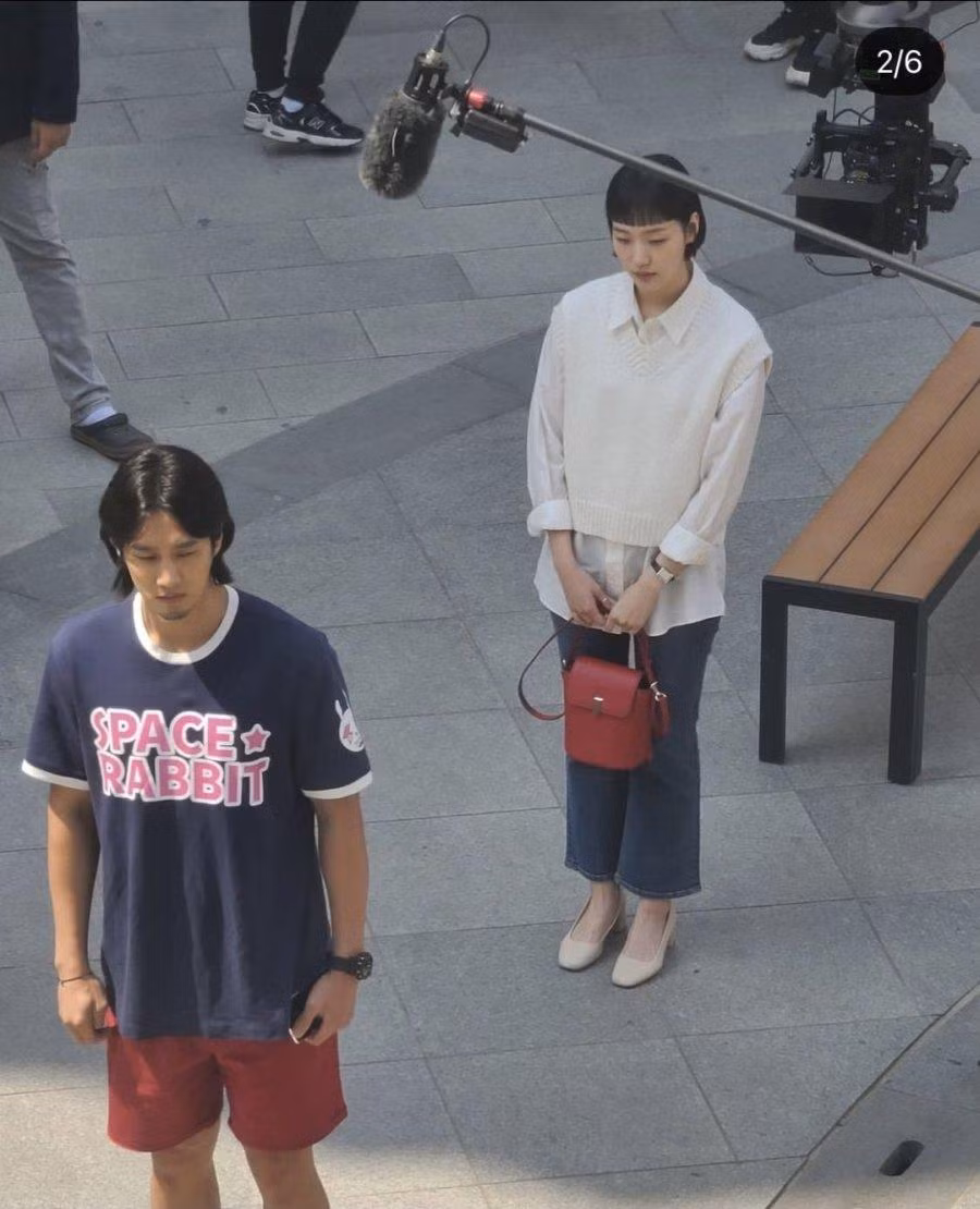 Kim Go Eun trong vai Yumi, Ahn Bo Hyun trong vai Goo Woong.