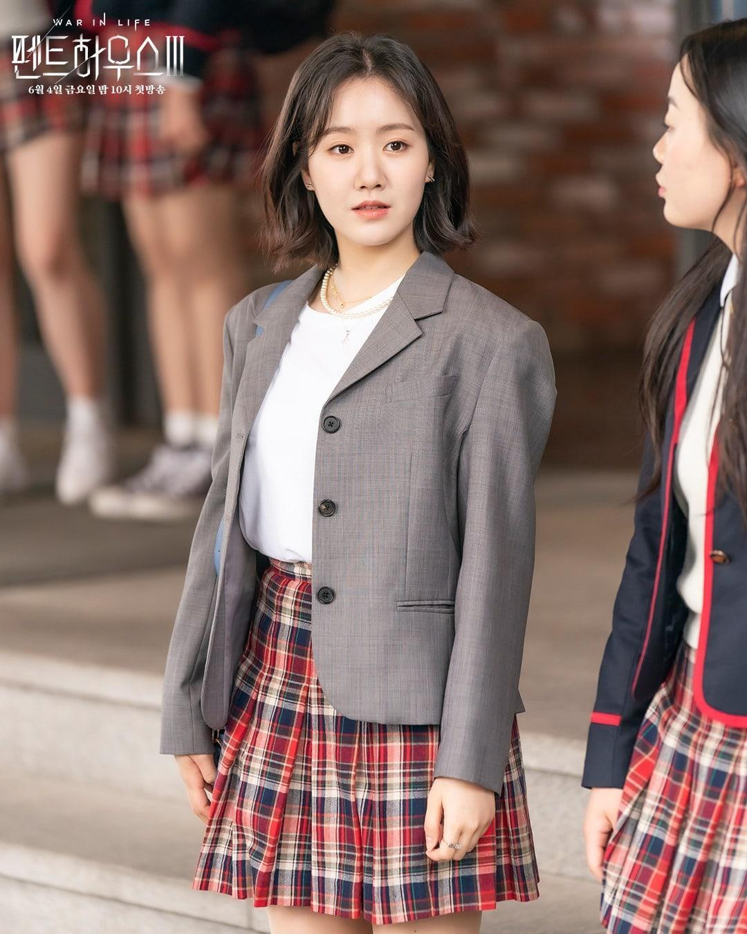 Jin Ji Hee vào vai Yoo Je Ni, con gái của Kang Ma Ri (Shin Eun Kyung) và Yoo Dong Pil (Park Ho San). Yoo Je Ni trở nên thân thiết với Bae Ro Na sau khi cô vạch trần vụ bạo lực học đường do Joo Seok Kyung (Han Ji Hyun), Ha Eun Byul và Lee Min Hyuk (Lee Tae Bin) gây ra, nhưng khi mẹ cô cũng phải vào tù vì Oh Yoon Hee tự thú với cảnh sát về cái chết của Min Seol Ah (Jo Soo Min), Yoo Je Ni đã cảnh cáo Bae Ro Na, “Tốt hơn hết là cô nên chuẩn bị tinh thần đi. Bố tôi sẽ không để yên đâu”.