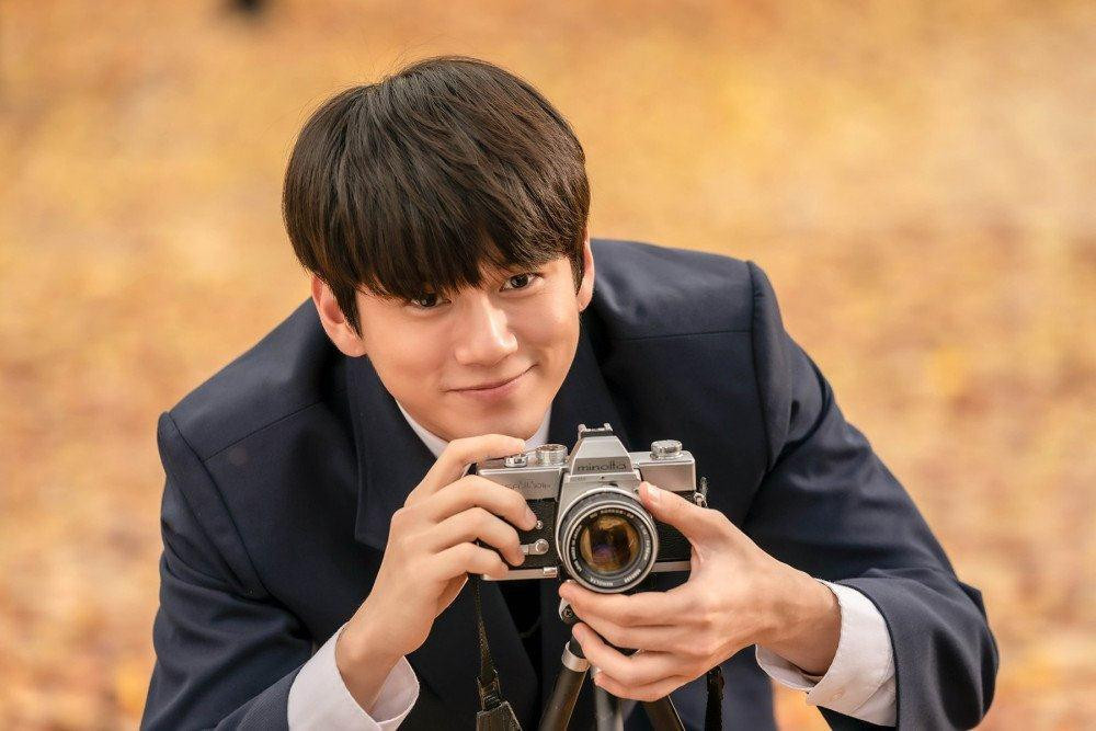 Lần cuối Ong Seong Woo khiến trái tim các fan – girl “rung động” đã là từ cuối năm 2020 với More Than Friends. Chuyên trị dòng phim tình cảm học đường lãng mạn nhưng những nhân vật của nam thần tượng luôn vô cùng phức tạp và mang nhiều sắc thái khác nhau. Ong Seong Woo sẽ sớm trở lại với tận 4 bộ phim: How About A Cup Of Coffee, Seoul Vibe, Life is Beautiful và Jung&apos;s Family Farm. Lần “thoát kén” ra khỏi hình tượng nam sinh quen thuộc và thử sức với nhiều vai diễn mới lạ của Ong Seong Woo rất được mong chờ.