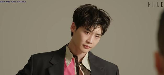 "Tôi thích một người khôn ngoan, mạnh mẽ, một người mà tôi có thể tôn trọng, và hơn hết, một người dễ thương. Nó không dễ đúng không nhỉ”, Lee Jong Suk tâm sự. "Tôi thích một người khôn ngoan, mạnh mẽ, một người mà tôi có thể tôn trọng, và hơn hết, một người dễ thương. Nó không dễ đúng không nhỉ”, Lee Jong Suk tâm sự.