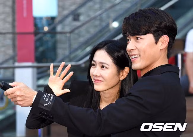 Trong bộ phim truyền hình Crash Landing on You của đài tvN, kết thúc vào tháng 1/2020, Ri Jeong-hyuk và Yoon Se-ri đã làm việc cùng nhau như một 'cặp tình nhân', và sau tin đồn hẹn hò thứ tư, họ chính thức trở thành người yêu.