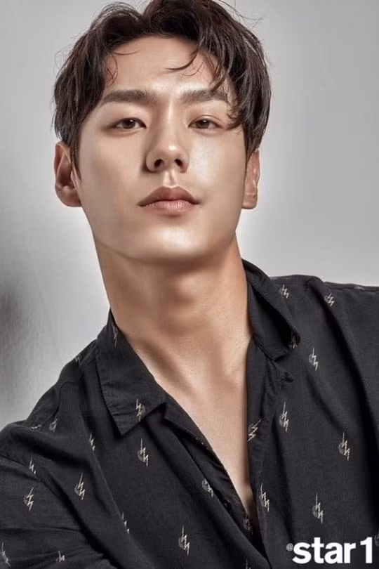Tham gia cùng Hani có tài tử Kwak Si Yang. Nam diễn viên đảm nhận vai diễn Cha Jae Hyuk, chủ tịch mưu mô và đầy toan tính của công ty giải trí Star Piece Entertainment.