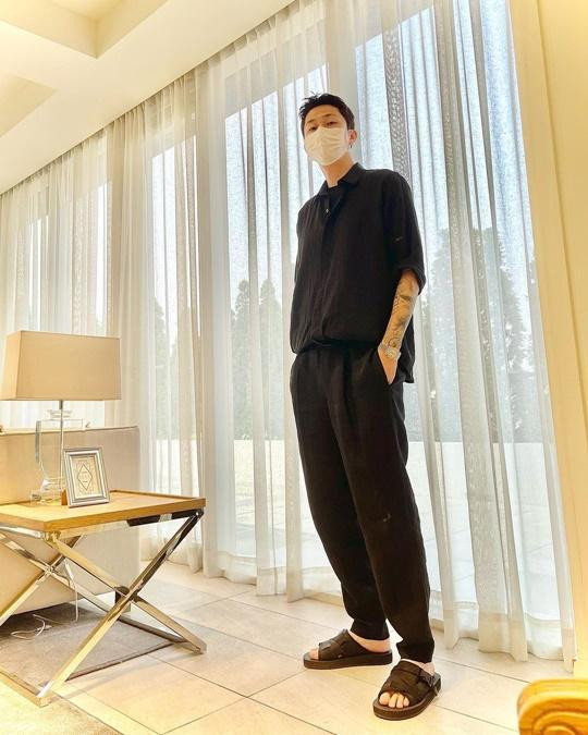 Sleepy vừa khoe vóc dáng thon thả trong bức hình mới nhất, dường như anh có vẻ đang rất hồi hộp và bận rộn cho lễ kết hôn tĩnh lặng, riêng tư của mình tại nhà. Ngoài ra, Sleepy và DinDin còn vừa được chọn làm MC cho Phần 3 của 'The King of Nego'. Sleepy vừa khoe vóc dáng thon thả trong bức hình mới nhất, dường như anh có vẻ đang rất hồi hộp và bận rộn cho lễ kết hôn tĩnh lặng, riêng tư của mình tại nhà. Ngoài ra, Sleepy và DinDin còn vừa được chọn làm MC cho Phần 3 của 'The King of Nego'.