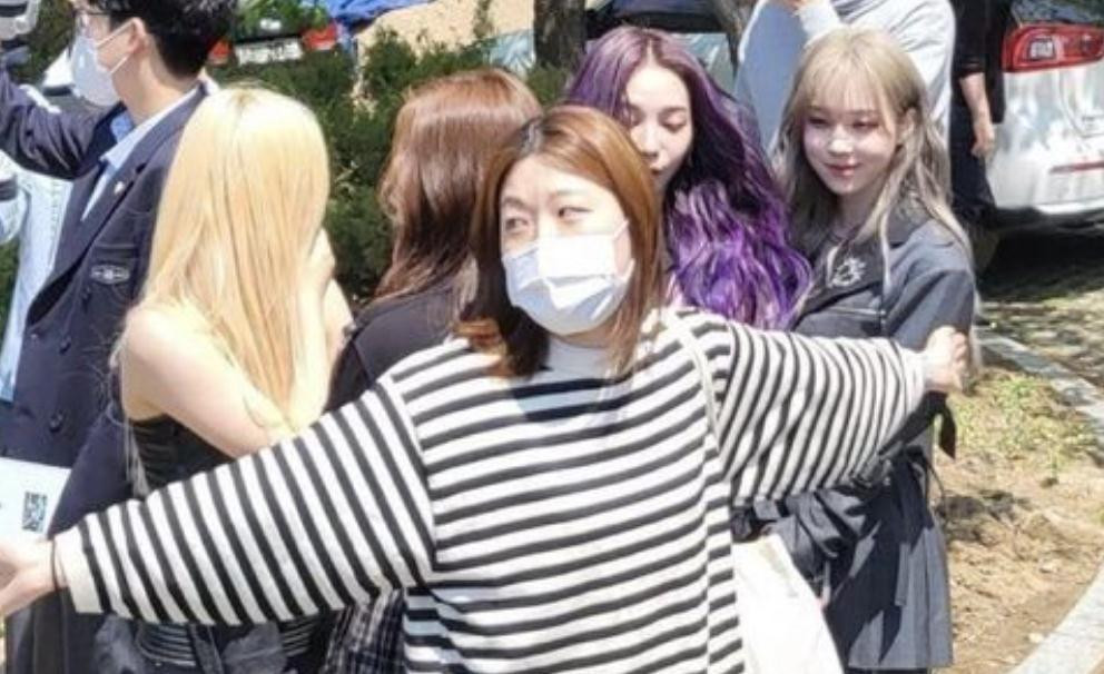 Do không có vệ sĩ, quản lý nữ của nhóm phải tự mình che chắn cho Aespa.