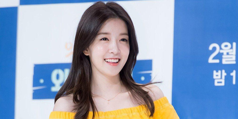 Jung In Sun sẽ đóng vai In Yoon Joo ấm áp. Với tài ăn nói bẩm sinh và tính cách thân thiện, cô làm hướng dẫn viên du lịch cho những người già neo đơn để thực hiện mơ ước mua được một ngôi nhà cho riêng mình. Tuy nhiên, cuộc đời cô thay đổi 180 độ sau khi gặp phải một tai nạn bất ngờ, và cuối cùng trở thành bác sĩ “giả” chuyển đến sống tại ký túc xá của ban nhạc LUNA để chữa bệnh cho một thành viên. In Yoon Joo bắt đầu một cuộc sống mới với 5 chàng trai và sẽ có những rung động thầm lặng xuất hiện. Jung In Sun sẽ đóng vai In Yoon Joo ấm áp. Với tài ăn nói bẩm sinh và tính cách thân thiện, cô làm hướng dẫn viên du lịch cho những người già neo đơn để thực hiện mơ ước mua được một ngôi nhà cho riêng mình. Tuy nhiên, cuộc đời cô thay đổi 180 độ sau khi gặp phải một tai nạn bất ngờ, và cuối cùng trở thành bác sĩ “giả” chuyển đến sống tại ký túc xá của ban nhạc LUNA để chữa bệnh cho một thành viên. In Yoon Joo bắt đầu một cuộc sống mới với 5 chàng trai và sẽ có những rung động thầm lặng xuất hiện.