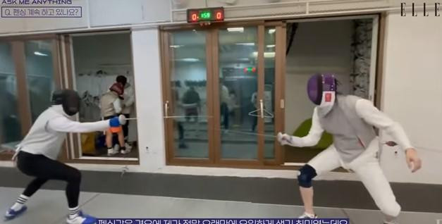 Lee Jong Suk (áo xám) khi đấu kiếm. Lee Jong Suk (áo xám) khi đấu kiếm.