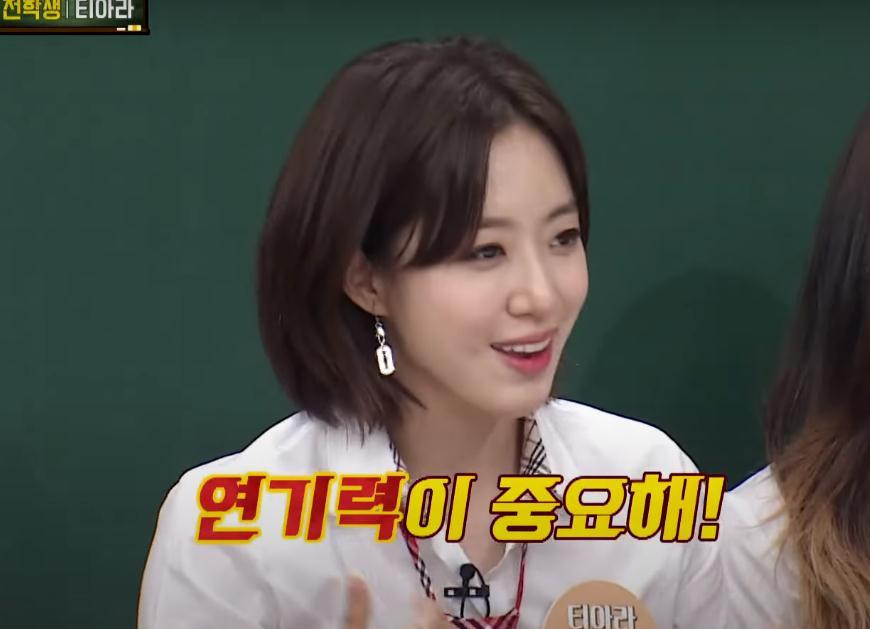 Eunjung kể lại: “Các thành viên còn giúp đỡ nhau đi hẹn hò bí mật. Chúng em sẽ quyết định thứ tự. Nếu 1 thành viên đi ra ngoài thì những người còn lại sẽ sắp xếp giường giống như có người đang ngủ. Bọn em dùng kẹp tóc, trùm chăn lên và giảm ánh sáng xuống. Thế là giống như đang ngủ. Nếu quản lý đi vào thì lúc đó kỹ năng diễn xuất rất quan trọng: ‘Ơ anh ơi bọn em đang ngủ mà’.” Eunjung kể lại: “Các thành viên còn giúp đỡ nhau đi hẹn hò bí mật. Chúng em sẽ quyết định thứ tự. Nếu 1 thành viên đi ra ngoài thì những người còn lại sẽ sắp xếp giường giống như có người đang ngủ. Bọn em dùng kẹp tóc, trùm chăn lên và giảm ánh sáng xuống. Thế là giống như đang ngủ. Nếu quản lý đi vào thì lúc đó kỹ năng diễn xuất rất quan trọng: ‘Ơ anh ơi bọn em đang ngủ mà’.”