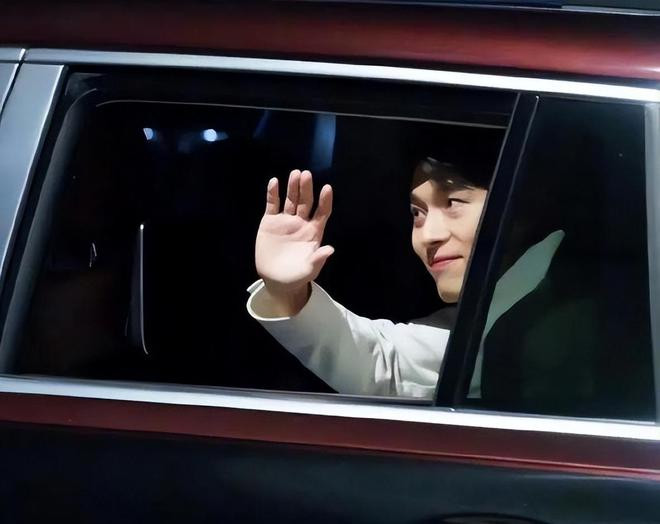 Biểu cảm hạnh phúc của Hyun Bin khi tham gia một sự kiện ra mắt sản phẩm mũ và giày phiên bản đặc biệt Hyun Bin được tổ chức bởi thương hiệu thời trang cao cấp của Ý, Loro Piana tại Ginza, Nhật Bản vào ngày 12/4. Đây là chuyến đi dài ngày ở Nhật Bản của Hyun Bin sau 5 năm.