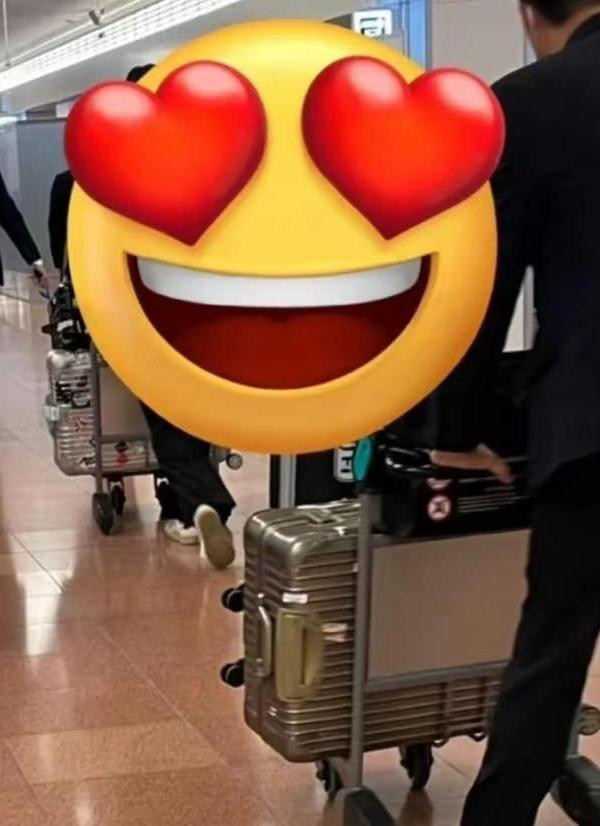 Những túi hành lý lớn nhỏ được đẩy ra, có vẻ như họ sẽ ở lại Nhật Bản một thời gian sau khi Hyun Bin kết thúc công việc. Chỉ là không biết Son Ye Jin có lịch trình công việc cho lần xuất hiện tại Nhật Bản lần này hay không, nhưng đây chắc chắn là chuyến du lịch nước ngoài đầu tiên của gia đình ba người.