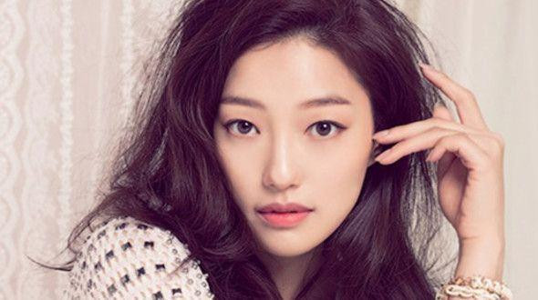 Lee El sẽ vào vai Yum Ki Jung, đứa con cả của gia đình, người chỉ được cư xử tốt vào ngày mà cô đượcnhận lương. Yum Ki Jung cảm thấy rằng cô ấy đã lãng phí cả tuổi trẻ của mình để đi tới đi lui về Seoul cho công việc của mình, và đang tuyệt vọng để tìm kiếm tình yêu. Lee El sẽ vào vai Yum Ki Jung, đứa con cả của gia đình, người chỉ được cư xử tốt vào ngày mà cô đượcnhận lương. Yum Ki Jung cảm thấy rằng cô ấy đã lãng phí cả tuổi trẻ của mình để đi tới đi lui về Seoul cho công việc của mình, và đang tuyệt vọng để tìm kiếm tình yêu.