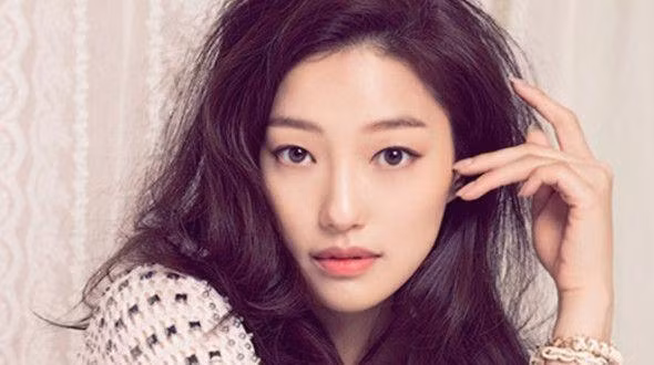 Lee El sẽ vào vai Yum Ki Jung, đứa con cả của gia đình, người chỉ được cư xử tốt vào ngày mà cô đượcnhận lương. Yum Ki Jung cảm thấy rằng cô ấy đã lãng phí cả tuổi trẻ của mình để đi tới đi lui về Seoul cho công việc của mình, và đang tuyệt vọng để tìm kiếm tình yêu. Lee El sẽ vào vai Yum Ki Jung, đứa con cả của gia đình, người chỉ được cư xử tốt vào ngày mà cô đượcnhận lương. Yum Ki Jung cảm thấy rằng cô ấy đã lãng phí cả tuổi trẻ của mình để đi tới đi lui về Seoul cho công việc của mình, và đang tuyệt vọng để tìm kiếm tình yêu.