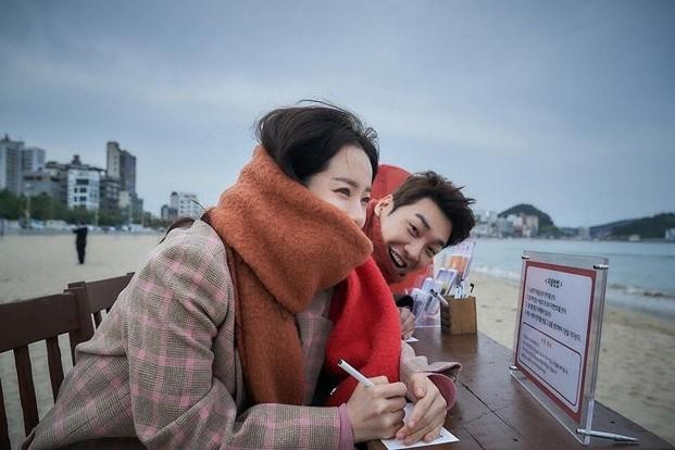 Vào vai quản lý khách sạn So Jin, Han Ji Min thể hiện &apos;phản ứng hóa học&apos; tuyệt vời với Kim Young Kwang, người đóng vai người yêu của cô – Seung Hyo, và Lee Jin Wook, người đóng vai Jin Ho, người đàn ông đến Hotel Emross vào thứ 7 hàng tuần cho các &apos;cuộc xem mắt&apos;.