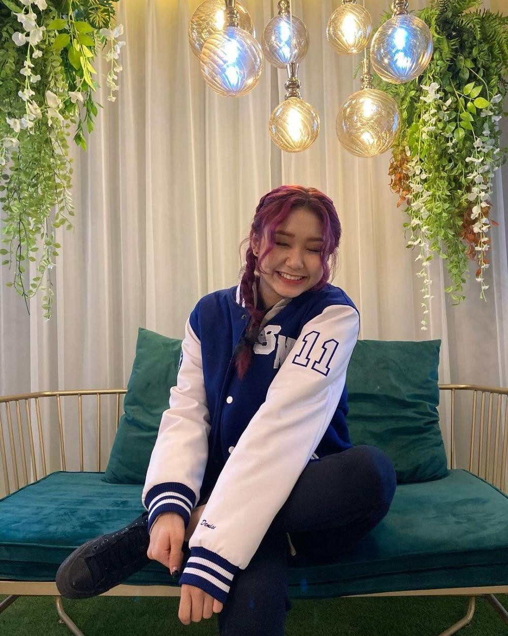 Denise dễ dàng thu hút ánh mọi nhìn trong đội hình Secret Number với mái tóc nhuộm hồng nổi bật trong đợt quảng bá gần nhất cô nàng tham gia. Denise dễ dàng thu hút ánh mọi nhìn trong đội hình Secret Number với mái tóc nhuộm hồng nổi bật trong đợt quảng bá gần nhất cô nàng tham gia.