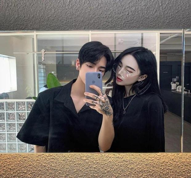 Bạn trai Mina cùng bạn gái cũ.