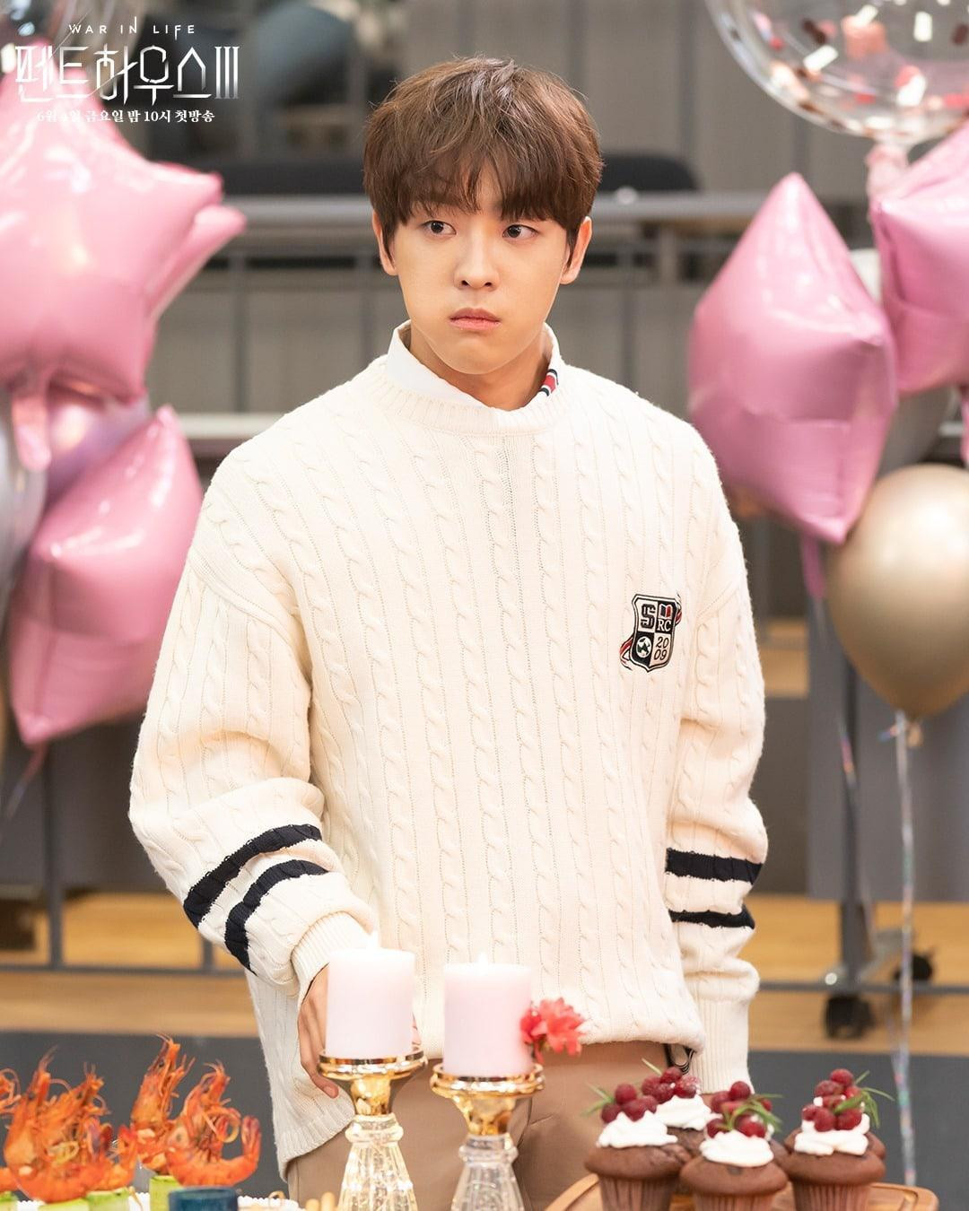 Lee Tae Bin đảm nhận vai Lee Gyu Jin (Bong Tae Gyu) và con trai của Go Sang Ah (Yoon Joo Hee) Lee Min Hyuk, đây là một nhân vật đã khiến người xem tức giận khi bắt nạt Yoo Je Ni và thậm chí tiết lộ bí mật về nghề nghiệp của Kang Ma Ri cho Yoo Je Ni, người không hề biết mẹ mình phải đang chà lưng cho mọi người để kiếm sống. Dự kiến nhân vật này trong phần 3 sẽ tiếp tục là một “mối hiểm họa”.