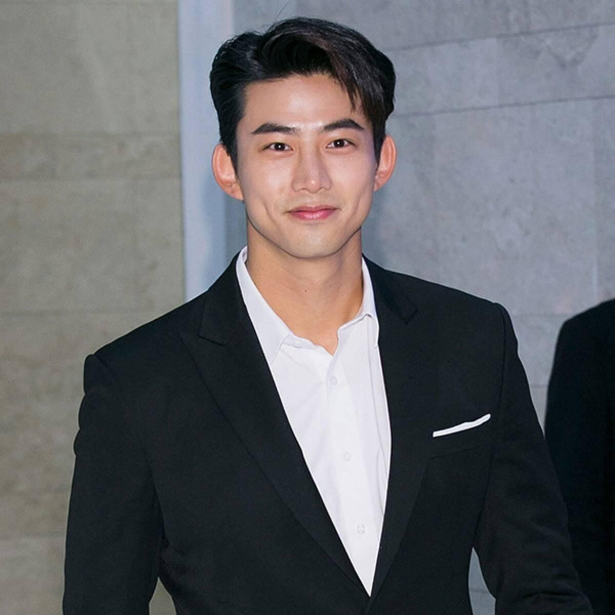 Taecyeon sẽ vào vai Ra Ee On, một đầy tớ phục vụ nhà hàng. Mặc dù chỉ muốn có một cuộc sống bình lặng với cửa hàng bánh bao nhỏ có vị trí ngay bên ngoài cung điện, nhưng nhờ trí thông minh nhạy bén của mình mà Ra Ee On được đề cử trở thành cận vệ cấp cao trong triều đình. Một đặc điểm đáng yêu của nhân vật Ra Ee on đó chính là anh chàng siêu mê bánh bao và đồ ăn vặt. Vốn đã luôn được đánh giá cao dù diễn viên chỉ là “nghề tay trái” nhưng sự thể hiện của Taecyeon trong Vincenzo vẫn gây được ấn tượng vô cùng mạnh mẽ với khán giả. Với Tale of Secret Royal Inspector and Joy, Taecyeon được kỳ vọng sẽ giữ vững phong độ như những gì anh chàng đã thể hiện trong các tác phẩm trước đó.
