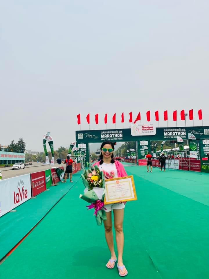 &quot;May mắn khi race, đôi chân như hiểu chủ nó, đồng điệu theo từng tốc độ như kế hoạch, cùng với sự động viên, đồng hành từ các người anh lớn, người chị trong Trail, Road... khiến mình thêm tự tin hơn rất nhiều. Sau một chặng đường dài rèn luyện tích luỹ từ tháng 9/2022, thành quả mang lại quá tuyệt vời ngoài mong đợi với mình. Mình chân thành cảm ơn tất cả. Một giải quốc gia cho vận động viên phong trào thử sức quá tuyệt vời và hẹn gặp lại Tiền Phong Marathon 2024, tại Phú Yên!&quot;.