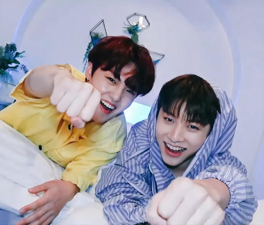 Nhóm nhạc “Em út nhà YG” – Treasure cũng đang đối mặt với tình trạng khó khăn khi có tới 2 thành viên là Doyoung và Junghwan cũng có kết quả xét nghiệm dương tính với dịch bệnh.