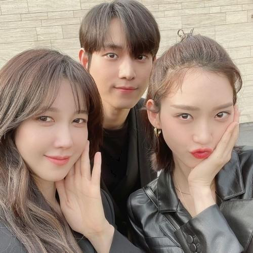 Kim Young-dae đã tung ra một bức ảnh tự sướng với Lee Ji-ah và Han Ji-hyun, thu hút sự chú ý và lượt xem rất đông bởi tỷ lệ khuôn mặt nhỏ nhắn giống nhau và chiều cao của cả 3 đúng chuẩn một gia đình trong 'Penthouse' lẫn ngoài đời thực. Kim Young-dae đã tung ra một bức ảnh tự sướng với Lee Ji-ah và Han Ji-hyun, thu hút sự chú ý và lượt xem rất đông bởi tỷ lệ khuôn mặt nhỏ nhắn giống nhau và chiều cao của cả 3 đúng chuẩn một gia đình trong 'Penthouse' lẫn ngoài đời thực.