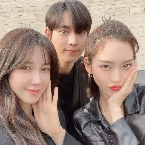 Kim Young-dae đã tung ra một bức ảnh tự sướng với Lee Ji-ah và Han Ji-hyun, thu hút sự chú ý và lượt xem rất đông bởi tỷ lệ khuôn mặt nhỏ nhắn giống nhau và chiều cao của cả 3 đúng chuẩn một gia đình trong 'Penthouse' lẫn ngoài đời thực. Kim Young-dae đã tung ra một bức ảnh tự sướng với Lee Ji-ah và Han Ji-hyun, thu hút sự chú ý và lượt xem rất đông bởi tỷ lệ khuôn mặt nhỏ nhắn giống nhau và chiều cao của cả 3 đúng chuẩn một gia đình trong 'Penthouse' lẫn ngoài đời thực.