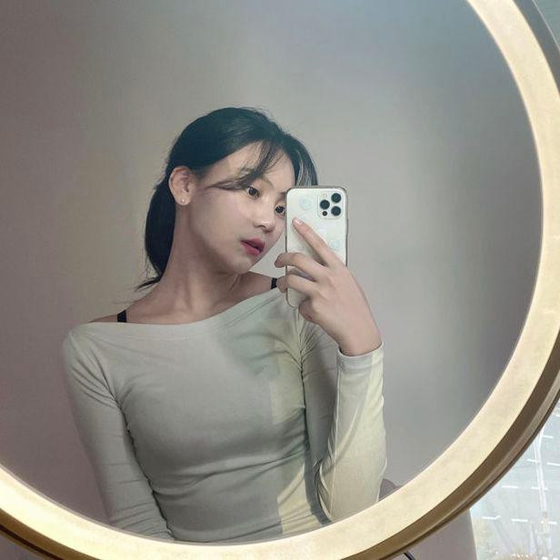 Umji được coi là một thành công lớn trong chế độ ăn kiêng. Hoàn hảo từ đường viền xương hàm đến xương quai xanh.