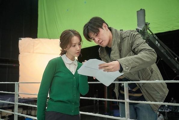 Một trong những bức ảnh hậu trường cho thấy, Kang Ha Neul và YoonA đã cùng nhau thảo luận về các chi tiết của cảnh tiếp theo của họ. Kang Ha Neul đóng vai vị khách – Jae Yong, người đang bị khó khăn bủa vây, quyết định dành tuần cuối cùng của năm tại khách sạn Emross, và YoonA vào vai chủ khách sạn Soo Yeon, người phụ trách các cuộc gọi buổi sáng của anh ấy.