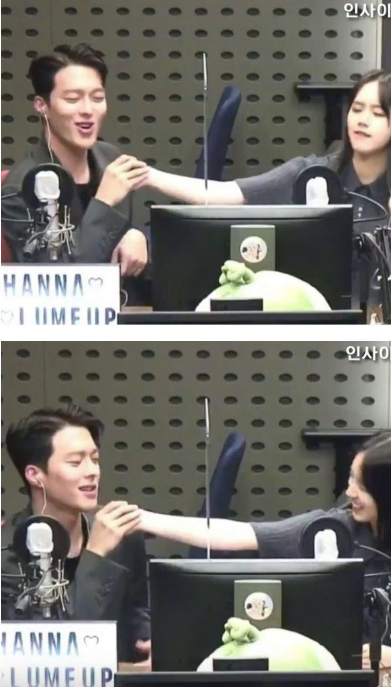 Jang Ki Yong vô cùng thân thiết lấy tay Hyeri làm mic khi cùng tham gia một buổi phát sóng radio Jang Ki Yong vô cùng thân thiết lấy tay Hyeri làm mic khi cùng tham gia một buổi phát sóng radio